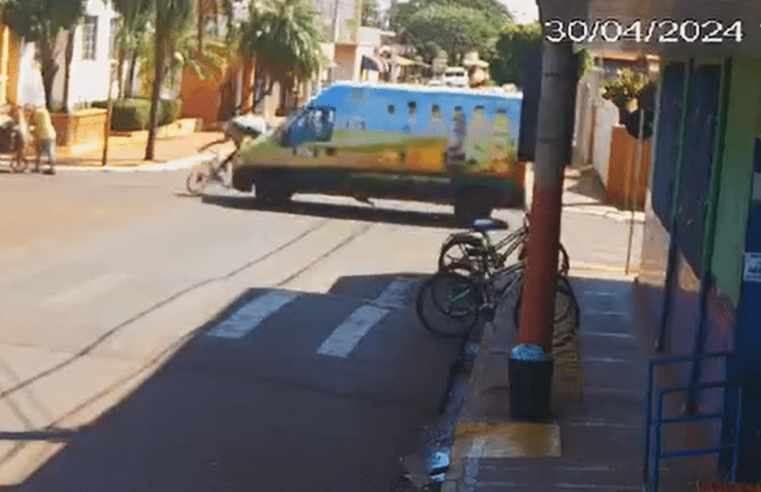 VÍDEO; COLISÃO COM VAN, DEIXA CICLISTA FERIDO EM MIGUELÓPOLIS