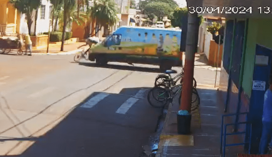 VÍDEO; COLISÃO COM VAN, DEIXA CICLISTA FERIDO EM MIGUELÓPOLIS