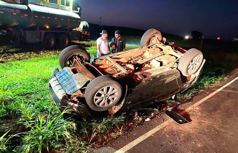 TRÊS PESSOAS FICAM FERIDAS EM CAPOTAMENTO NA RODOVIA FARIA LIMA EM COLÔMBIA (SP)