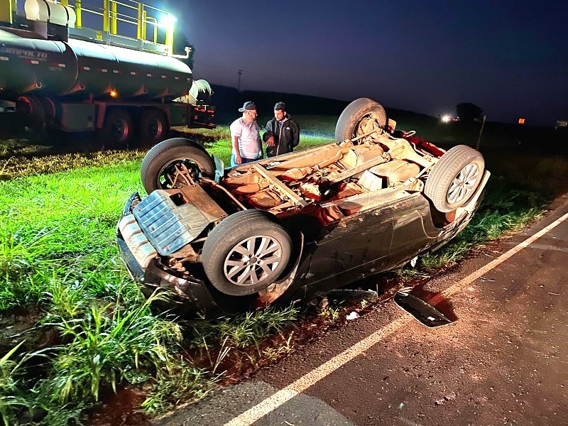 TRÊS PESSOAS FICAM FERIDAS EM CAPOTAMENTO NA RODOVIA FARIA LIMA EM COLÔMBIA (SP)