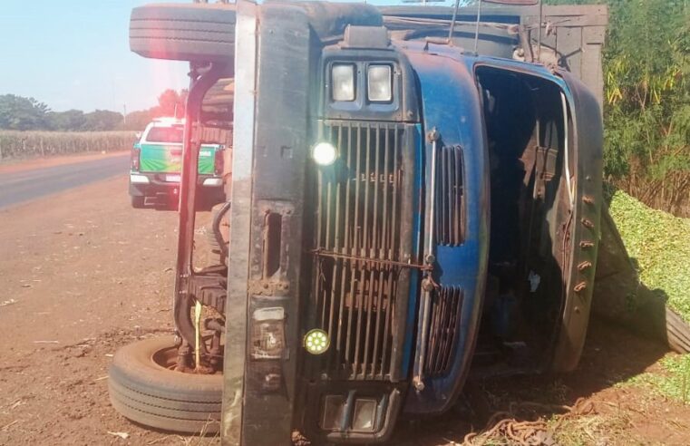 AO DESVIR DE CICLISTA, MOTORISTA TOMBA CAMINHÃO PRÓXIMO AO ACESSO 3 DE GUAÍRA