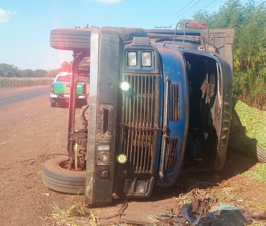 AO DESVIR DE CICLISTA, MOTORISTA TOMBA CAMINHÃO PRÓXIMO AO ACESSO 3 DE GUAÍRA