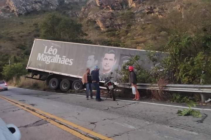 CARRETA DO CANTOR LÉO MAGALHÃES SE ENVOLVE EM ACIDENTE