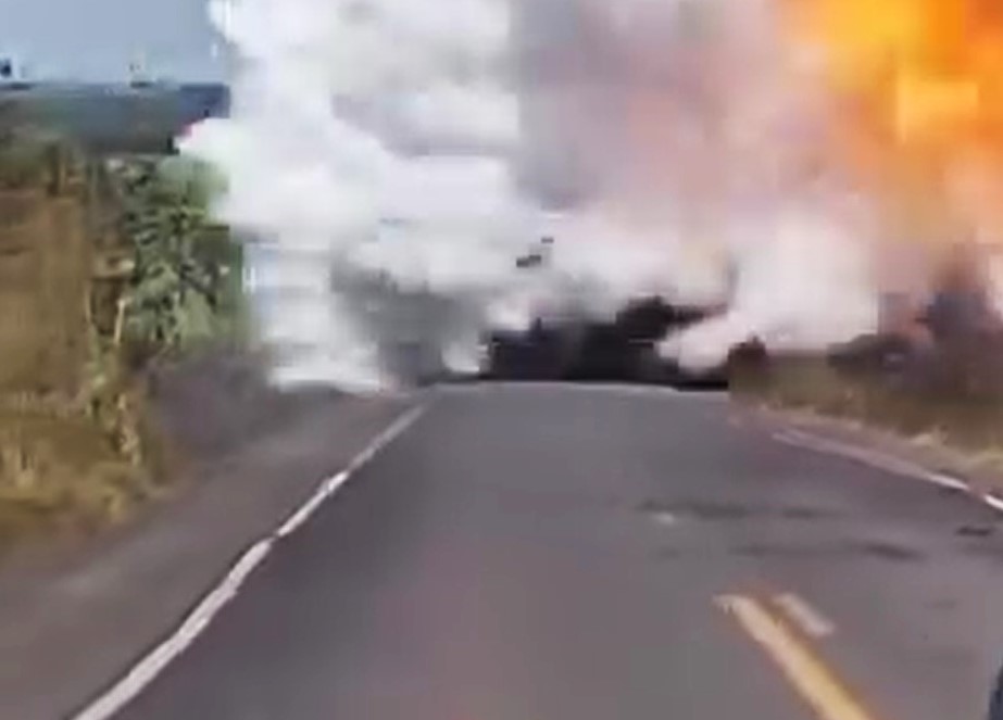 BOMBEIROS E EQUIPE DE REPORTAGEM FICAM FERIDOS EM EXPLOSÃO DE CAMINHÃO CARREGADO COM GÁS