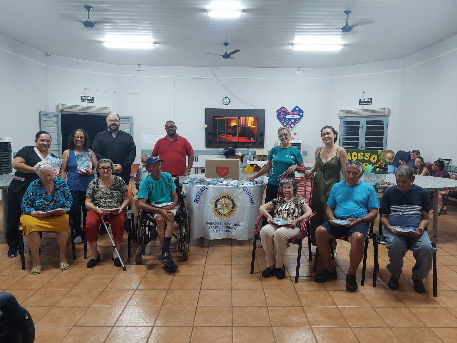 ROTARY CLUB ENTRE KITS DE HIGIENE BUCAL PARA IDOSOS DO ASILO DE GUAÍRA