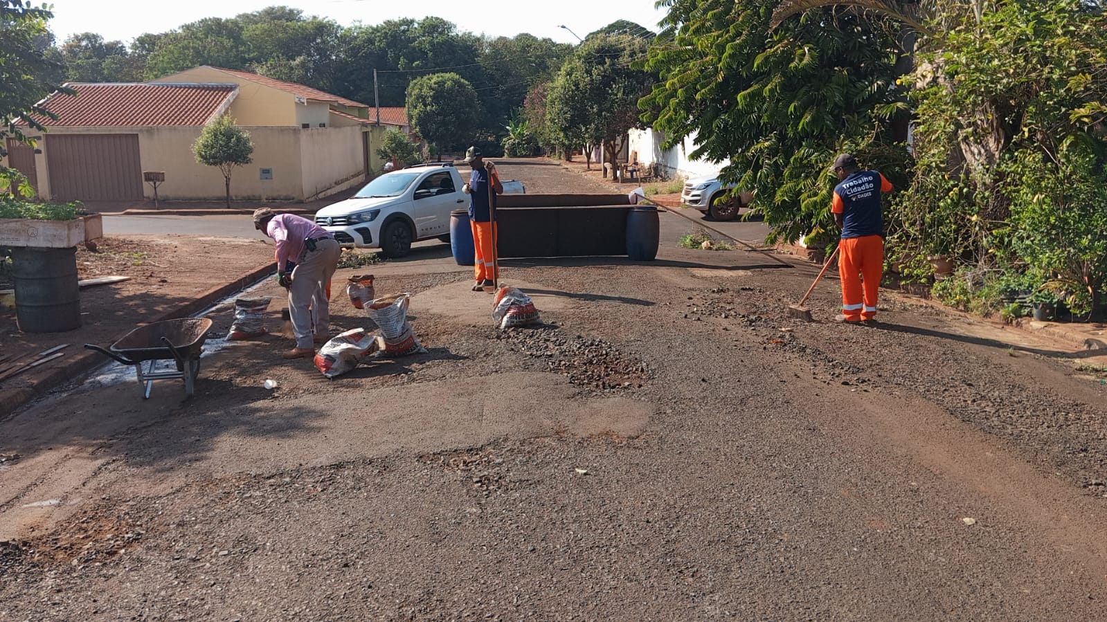 APÓS INTERDIÇÃO DE RUA E REPORTAGEM, PREFEITURA DE GUAÍRA ATENDE REIVINDICAÇÃO DE MORADORA DA BAIXADA