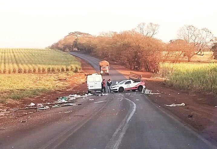 PICK-UP E VAN COLIDEM EM ACIDENTE EM VICINAL ENTRE GUAÍRA E MORRO AGUDO