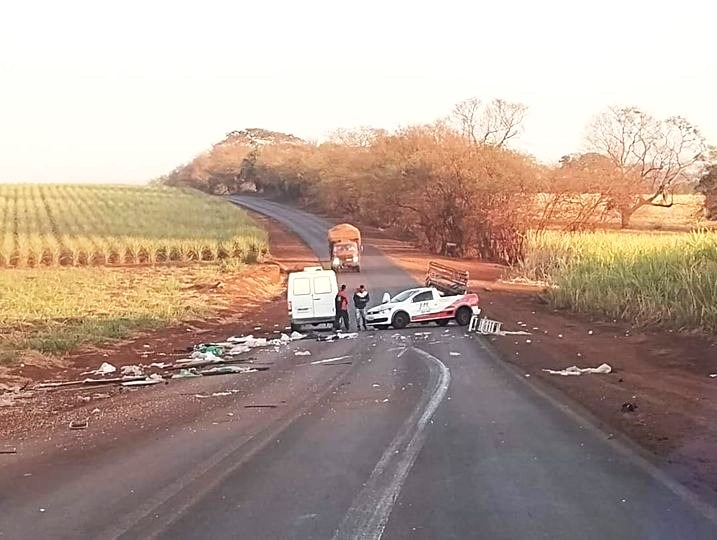 PICK-UP E VAN COLIDEM EM ACIDENTE EM VICINAL ENTRE GUAÍRA E MORRO AGUDO