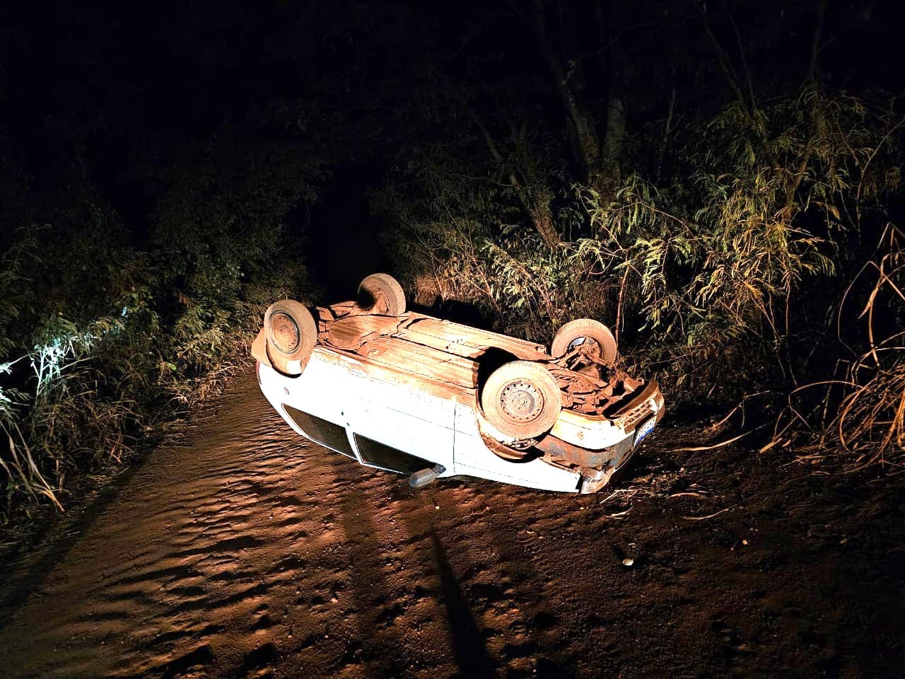 POLÍCIA REGISTRA CAPOTAMENTO EM ESTRADA VICINAL DE MIGUELÓPOLIS