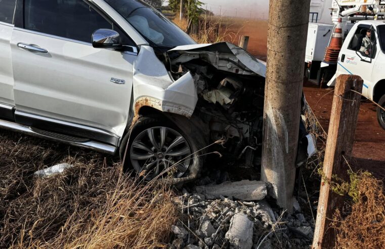 MOTORISTA PERDE CONTROLE E BATE VEÍCULO CONTRA POSTE NA ESTRADA DA PRAIA EM MIGUELÓPOLIS