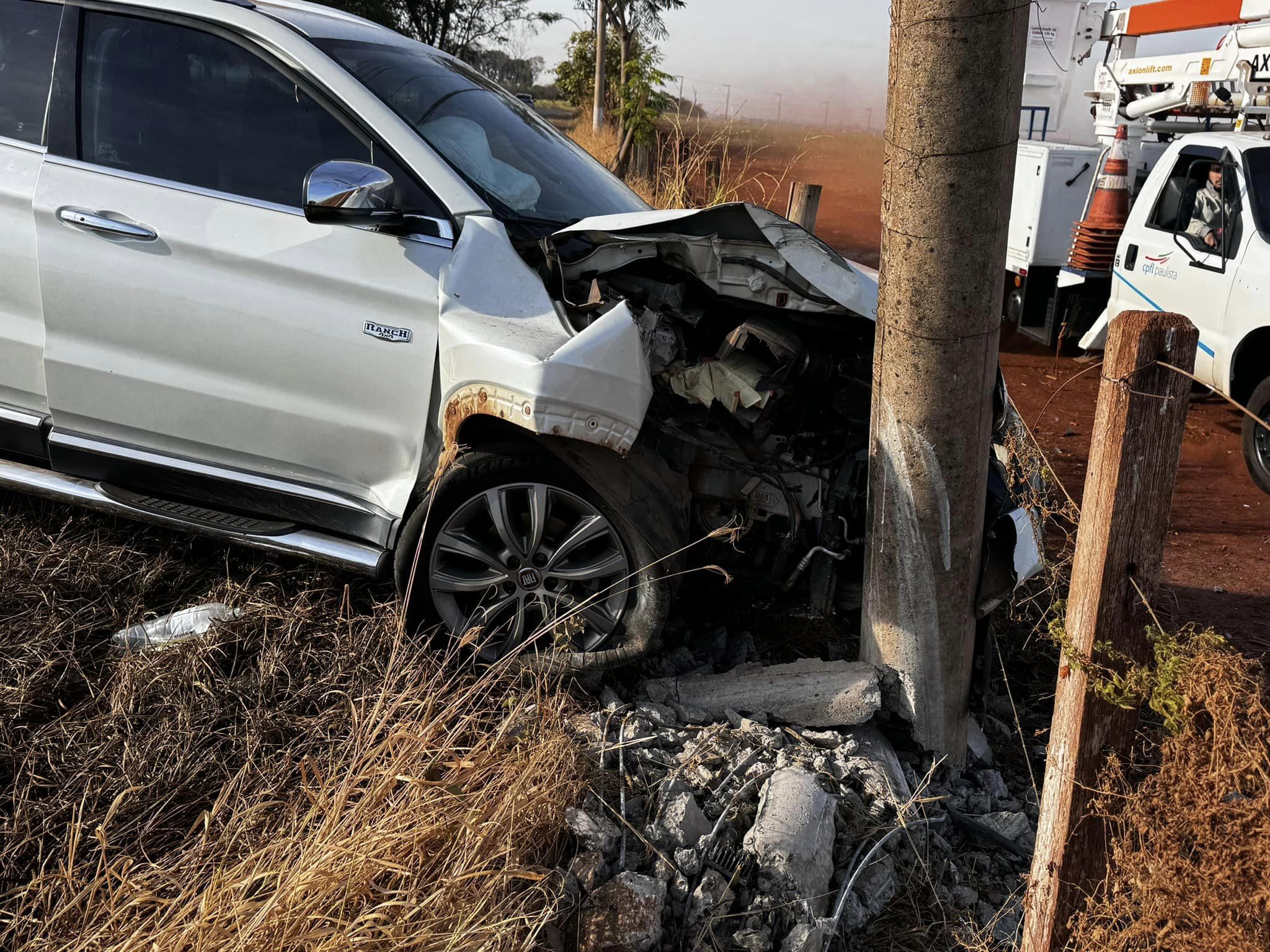 MOTORISTA PERDE CONTROLE E BATE VEÍCULO CONTRA POSTE NA ESTRADA DA PRAIA EM MIGUELÓPOLIS