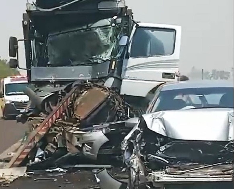 ACIDENTE COM DOIS CAMINHÕES E QUATRO CARROS NA ANHANGUERA, EM SÃO JOAQUIM DA BARRA, DEIXA DUAS PESSOAS GRAVEMENTE FERIDAS