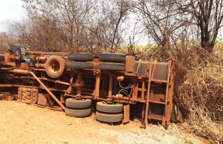 CAMINHÃO DE GUAÍRA TOMBA NA FARIA LIMA, EM BARRETOS. MOTORISTA FICOU FERIDO