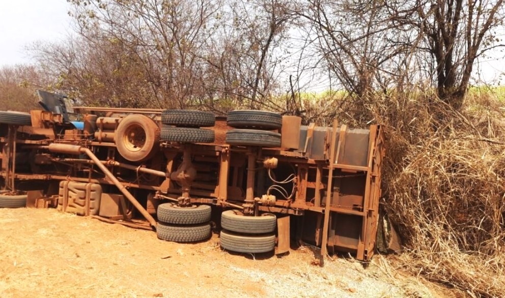 CAMINHÃO DE GUAÍRA TOMBA NA FARIA LIMA, EM BARRETOS. MOTORISTA FICOU FERIDO