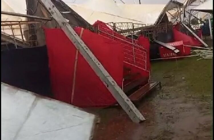 TEMPORAL DESTRÓI ESTRUTURA DE EVENTO AGROPECUÁRIO EM AVARÉ (SP), VÍDEO