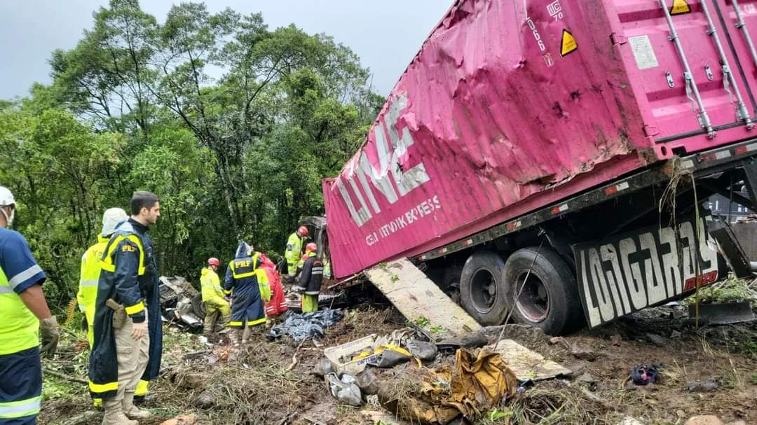 9 PESSOAS MORREM EM ACIDENTE NO PARANÁ. 7 ERAM ADOLESCENTES PRATICANTES DE REMO DE PELOTAS