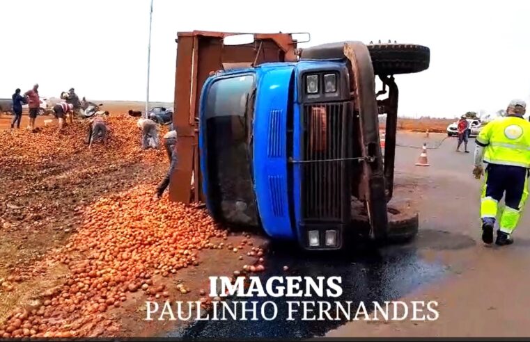 CAMINHÃO CARREGADO COM TOMATE TOMBA NA ENTRADA DA CIDADE DE IPUÃ