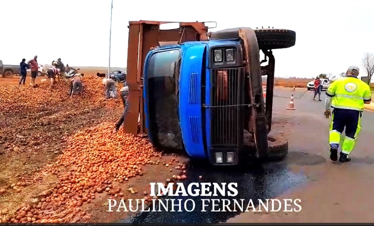 CAMINHÃO CARREGADO COM TOMATE TOMBA NA ENTRADA DA CIDADE DE IPUÃ