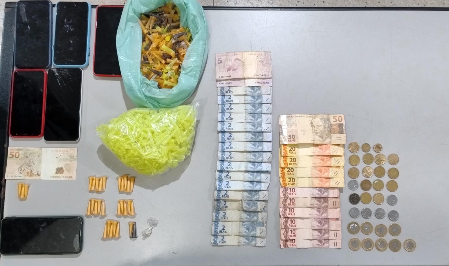 AÇÃO DA POLÍCIA MILITAR RESULTA EM PRISÃO E APREENSÃO DE DROGAS NO BAIRRO MIGUEL FABIANO, EM GUAÍRA
