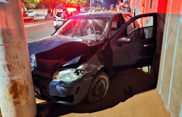 MOTORISTA BATE CARRO EM POSTE DURANTE FUGA DA PM EM MIGUELÓPOLIS (SP)