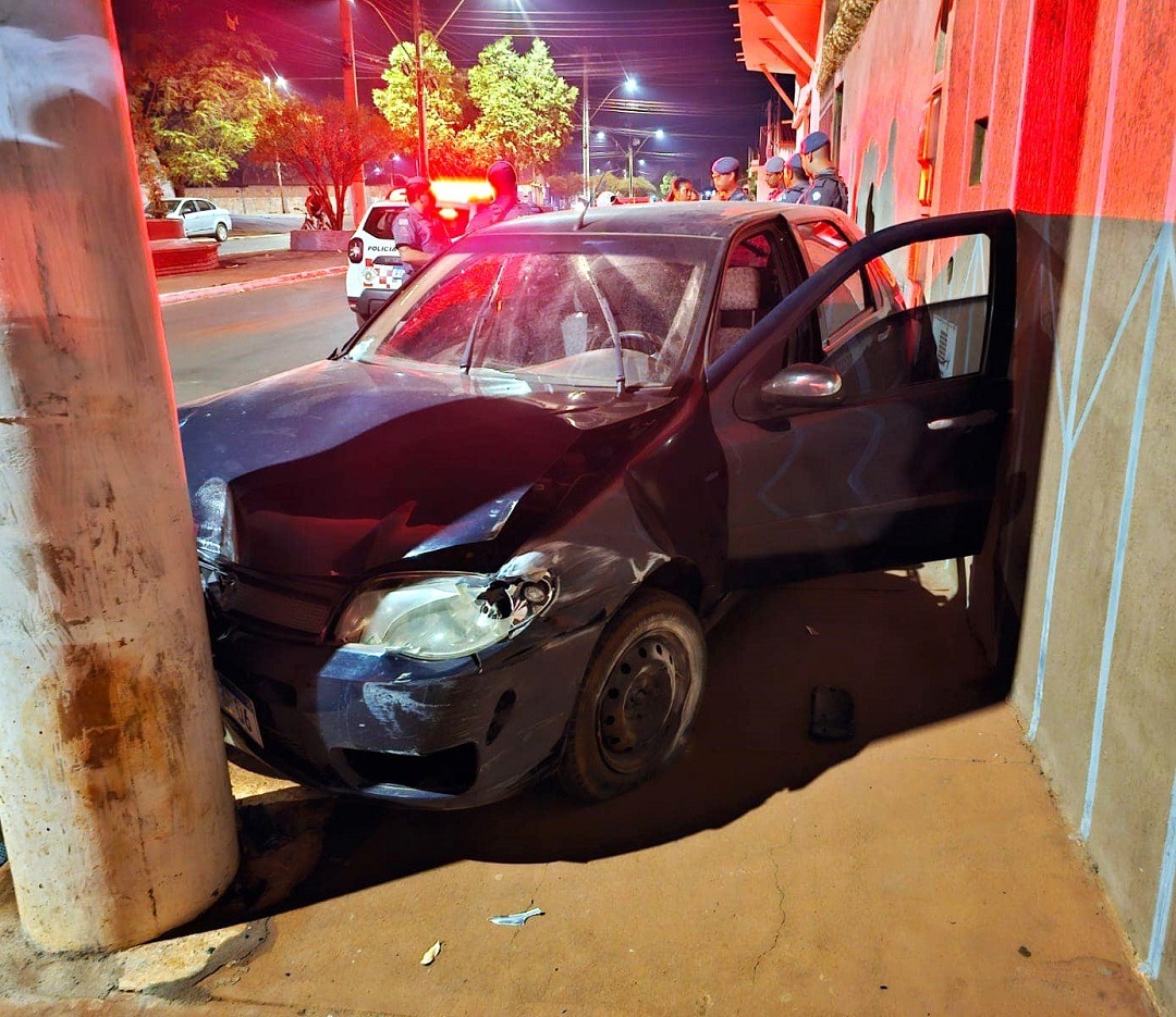 MOTORISTA BATE CARRO EM POSTE DURANTE FUGA DA PM EM MIGUELÓPOLIS (SP)