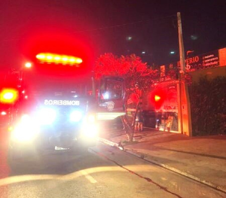 INCÊNDIO DESTRÓI ESTABELECIMENTO COMERCIAL EM BARRETOS