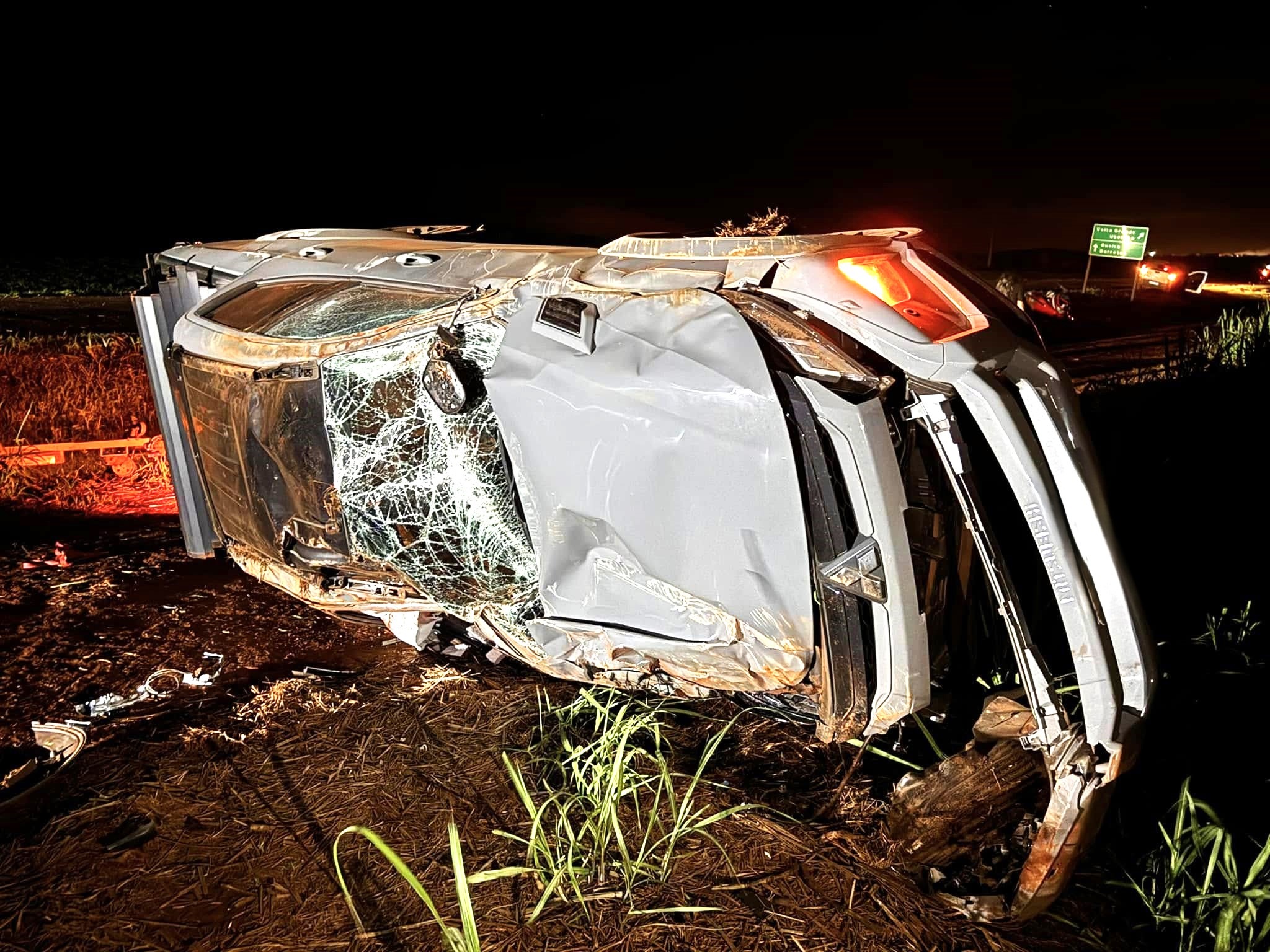 CONDUTOR PERDE CONTROLE DA DIREÇÃO E CAPOTA CAMIONETE NO TREVO DA VOLTA GRANDE EM MIGUELÓPOLIS (SP)