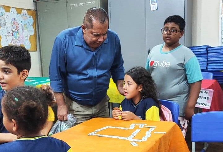 VEREADOR DENIR VISITA FEIRA DE EMPREENDEDORISMO DO PROGRAMA JEPP DESENVOLVIDO NAS ESCOLAS MUNICIPAIS DE GUAÍRA