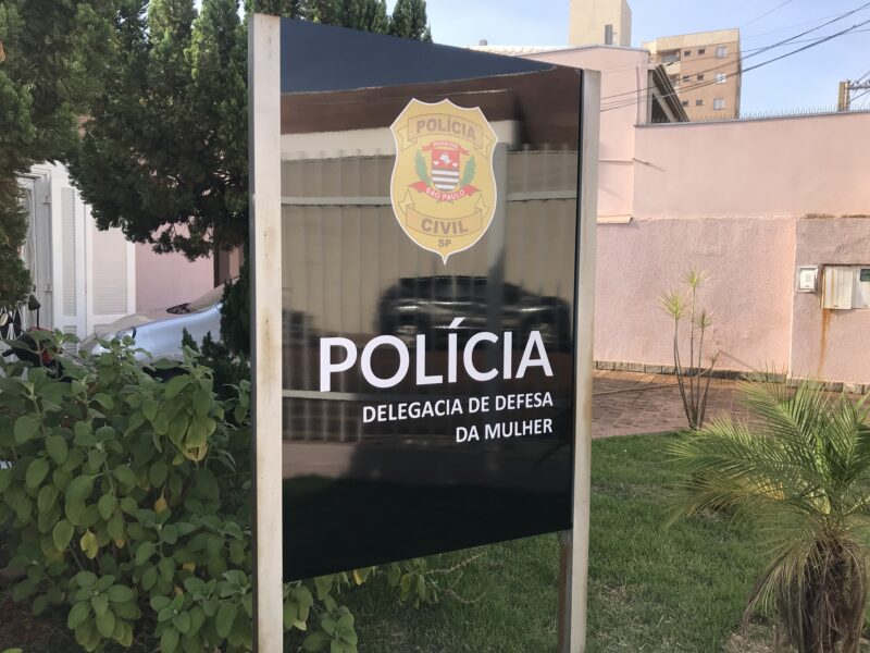 HOMEM É PRESO, EM BARRETOS, ACUSADO DE AGRESSÃO CONTRA MULHER E ENTEADOS. BARRA DE FERRO TERIA SIDO USADA NAS AGRESSÕES