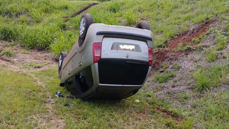 CARRO TOMBA EM BARRANCO DE TREVO DE ACESSO AS RODOVIAS ASSIS CHATEAUBRIAND E FARIA LIMA EM BARRETOS