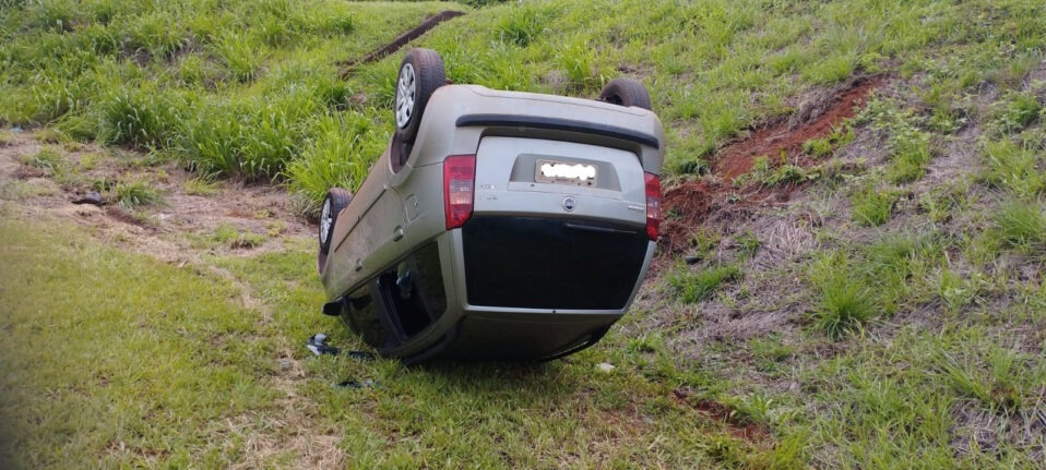 CARRO TOMBA EM BARRANCO DE TREVO DE ACESSO AS RODOVIAS ASSIS CHATEAUBRIAND E FARIA LIMA EM BARRETOS