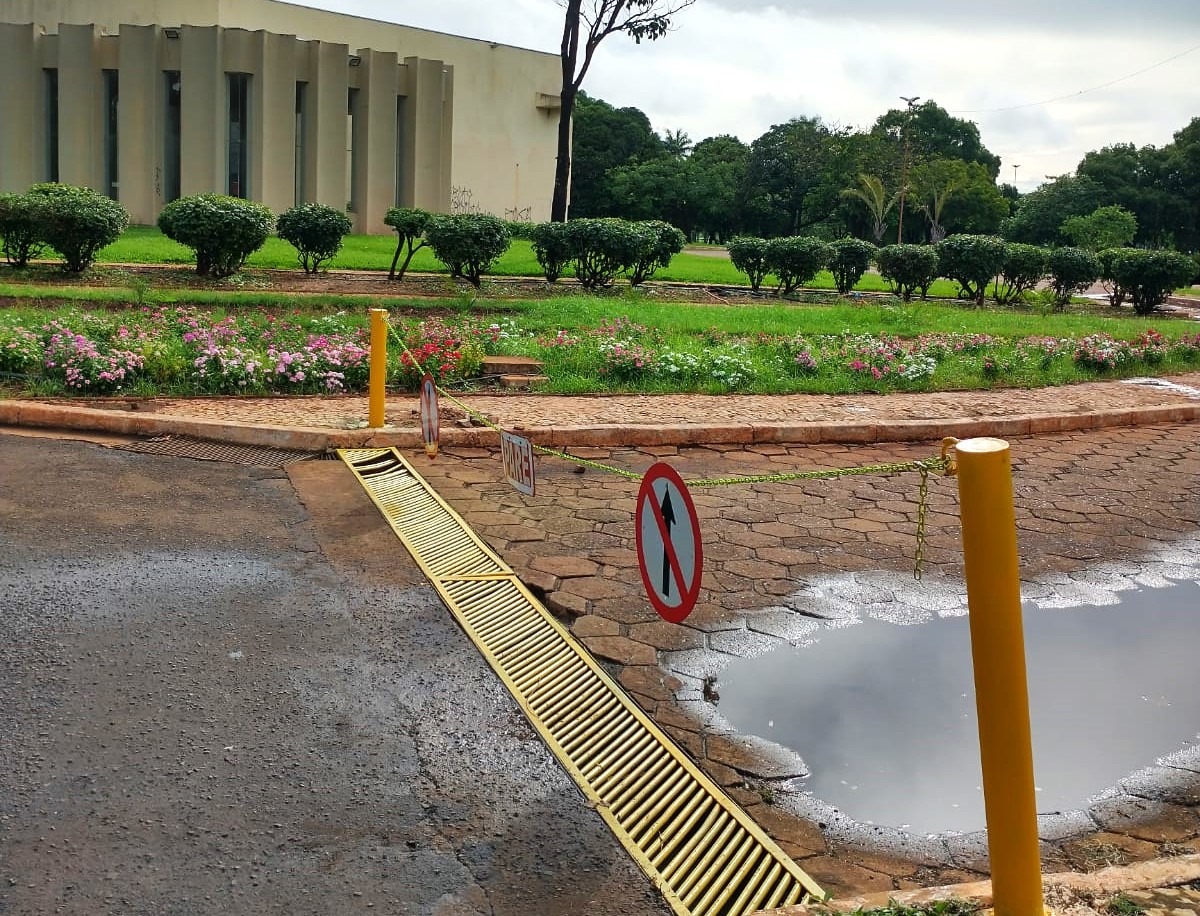 VISANDO A SEGURANÇA E PRESERVAÇÃO DO LOCAL, PREFEITURA DE GUAÍRA FECHA ESTACIONAMENTO DA CASA DE CULTURA AOS FINAIS DE SEMANA