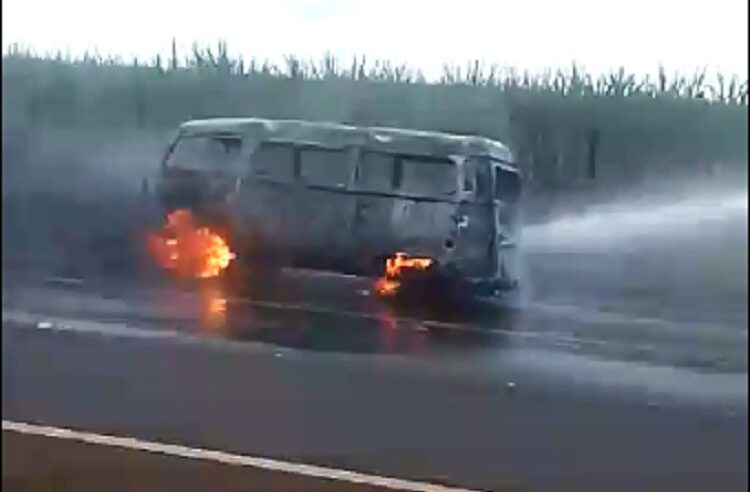 KOMBI É DESTRUÍDA POR INCÊNDIO NA ASSIS CHATEAUBRIAND EM BARRETOS