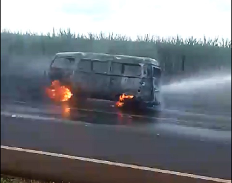 KOMBI É DESTRUÍDA POR INCÊNDIO NA ASSIS CHATEAUBRIAND EM BARRETOS