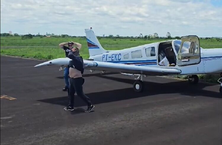 HELICÓPTERO ÁGUIA INTERCEPTA AVIÃO E PILOTO E PASSAGEIRO SÃO PRESOS SUSPEITOS DE TRANSPORTAR COCAÍNA NO INTERIOR DE SP; VÍDEO