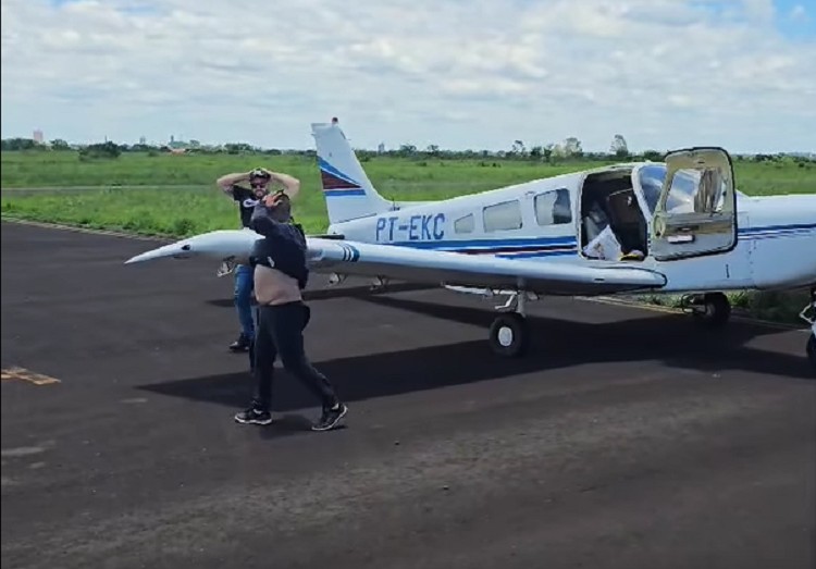 HELICÓPTERO ÁGUIA INTERCEPTA AVIÃO E PILOTO E PASSAGEIRO SÃO PRESOS SUSPEITOS DE TRANSPORTAR COCAÍNA NO INTERIOR DE SP; VÍDEO