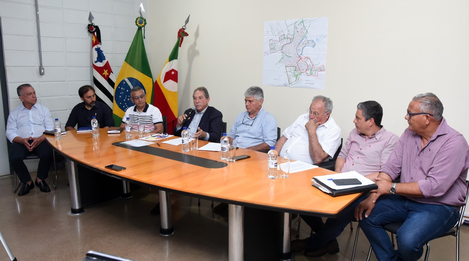 PREFEITURA DE BARRETOS INICIA MUTIRÃO DE LIMPEZA DA CIDADE COM APOIO DE EMPRESAS E VOLUNTÁRIOS. OBJETIVO É O COMBATE A DOENÇAS