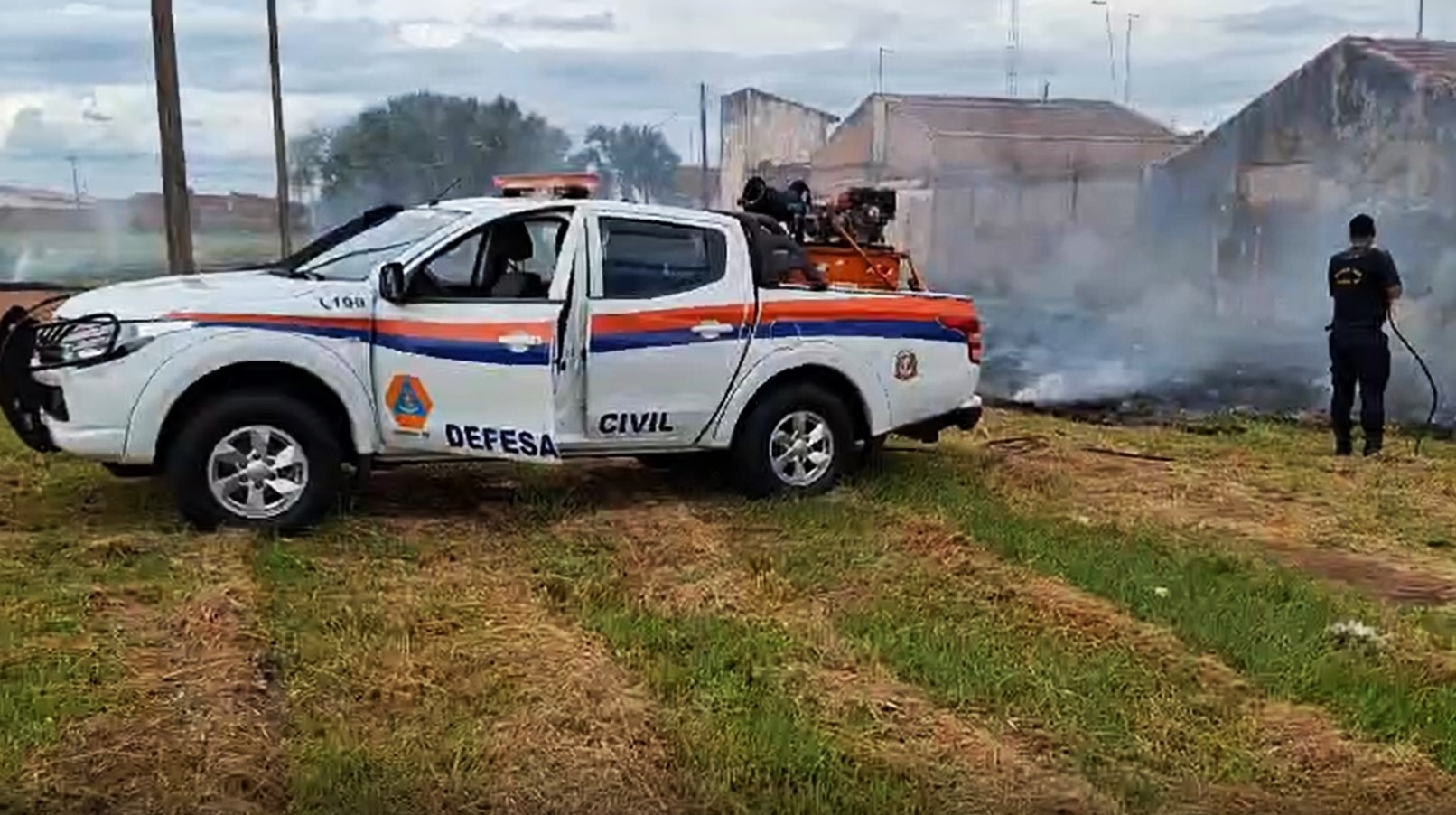 GUARDA CIVIL COMBATE INCÊNDIO EM ÁREA DE PASTAGEM EM GUAÍRA