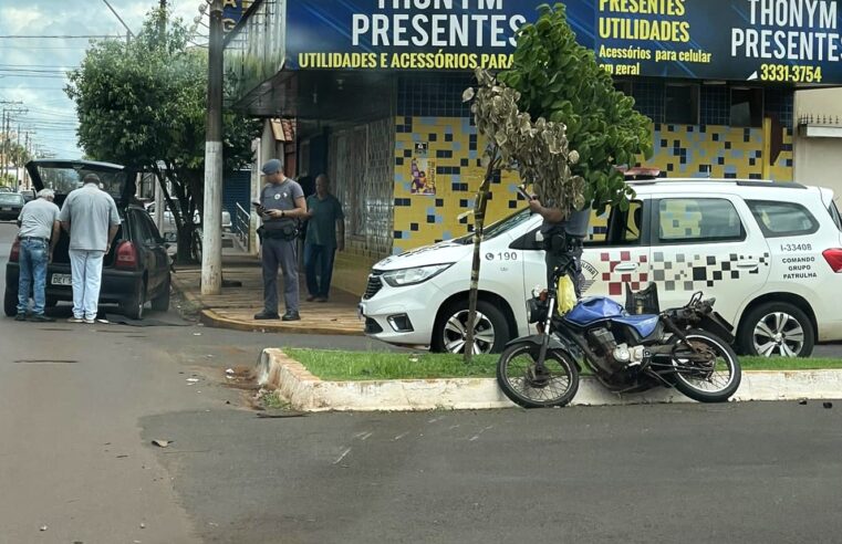 MOTOCICLISTA FICA FERIDO EM ACIDENTE NA REGIÃO CENTRAL DA CIDADE DE GUAÍRA