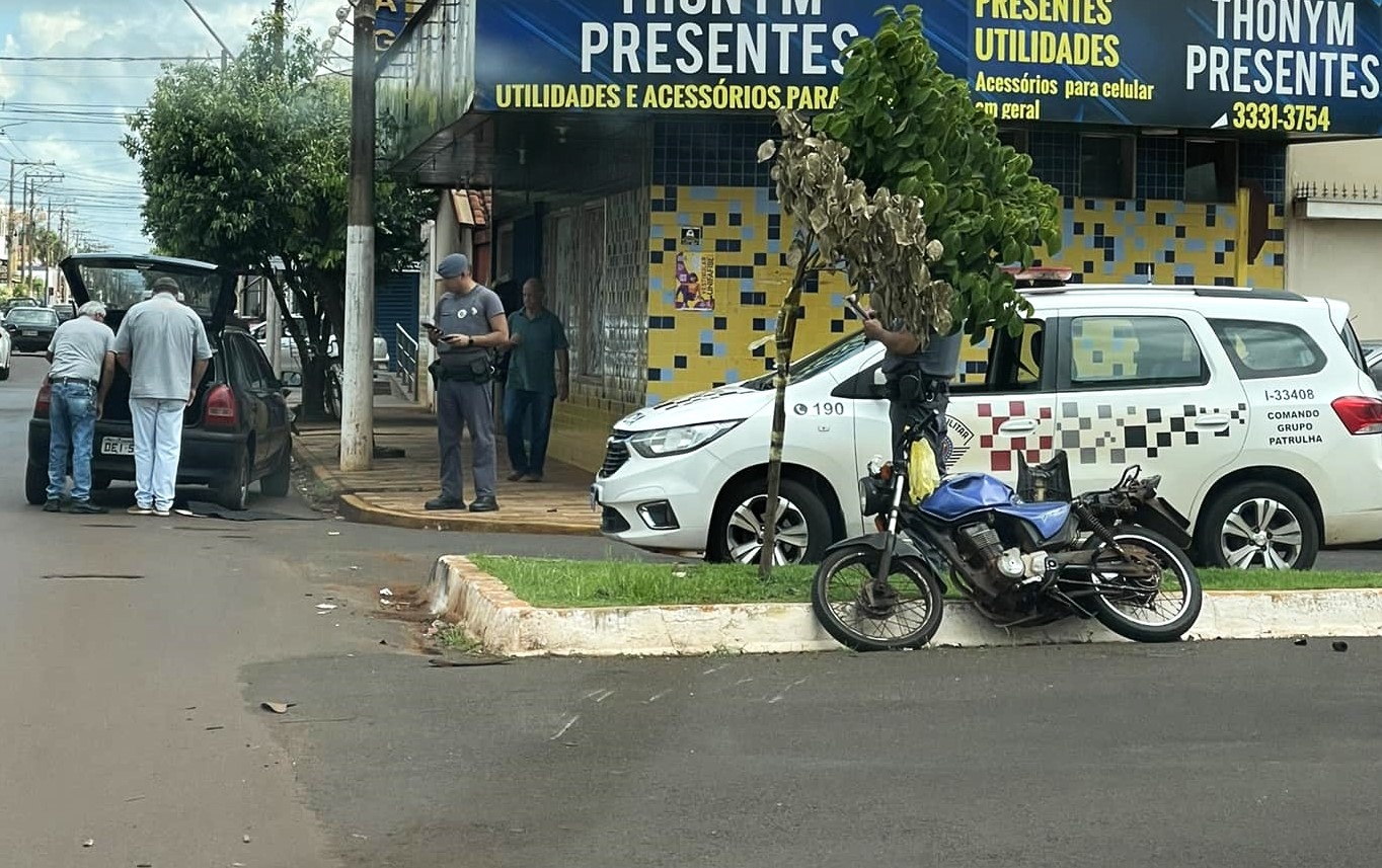 MOTOCICLISTA FICA FERIDO EM ACIDENTE NA REGIÃO CENTRAL DA CIDADE DE GUAÍRA