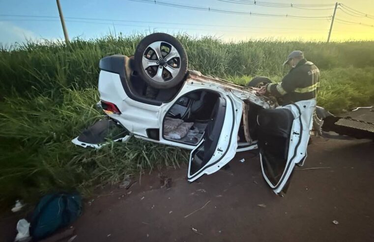 REGIÃO: ACIDENTE COM TRÊS VEÍCULOS DEIXA UMA VÍTIMA FATAL E QUATRO FERIDAS NA ROD. ALTINO ARANTES