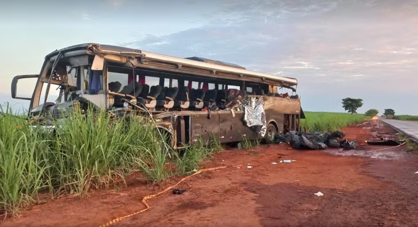 TRAGÉDIA: 12 ESTUDANTES DE SÃO JOAQUIM DA BARRA MORREM EM ACIDENTE ENTRE ÔNIBUS E CARRETA