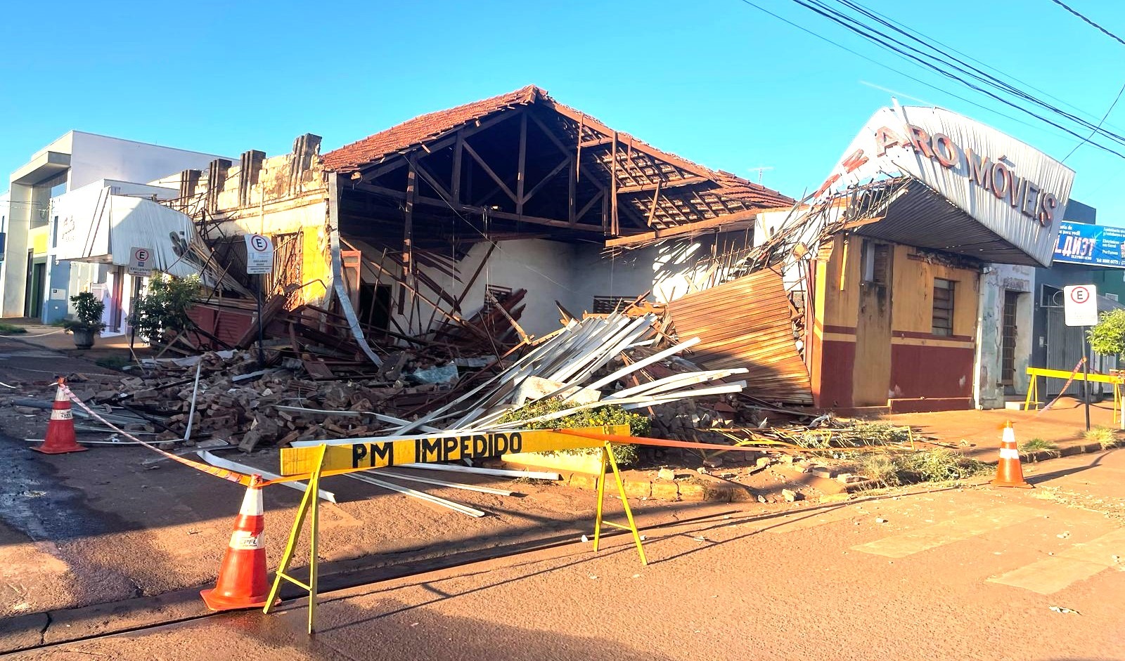 IMÓVEL COMERCIAL DESABA NO CENTRO DE GUAÍRA