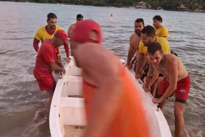 SETE PESSOAS SÃO RESGATADAS APÓS BARCO NAUFRAGAR NO RIO GRANDE EM RIFAINA (SP)