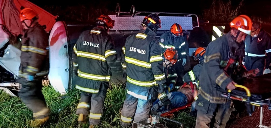 MOTORISTA FICA PRESO ÀS FERRAGENS APÓS TOMBAR CAMINHÃO NA ASSIS CHATEAUBRIAND