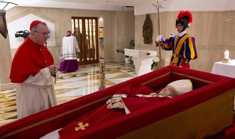 PAPA FRANCISCO SERÁ SEPULTADO NO SÁBADO (26)