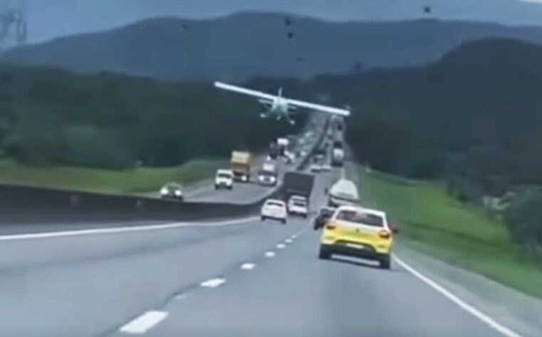 IMPRESSIONANTE: AVIÃO FAZ POUSO DE EMERGÊNCIA, EM MEIO AO TRÂNSITO, EM RODOVIA DO PARANÁ