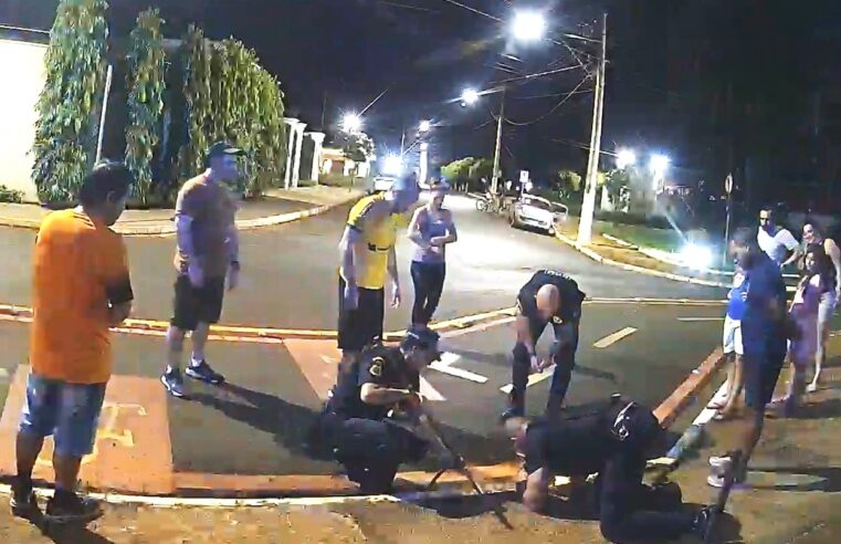CÃO É RESGATADO DE DENTRO DE BUEIRO PELA GCM DE GUAÍRA; VÍDEO