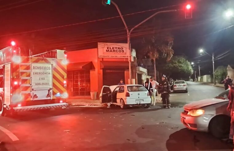 CARRO PEGA FOGO APÓS SE ENVOLVER EM ACIDENTE EM BARRETOS