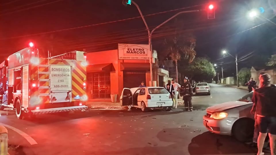 CARRO PEGA FOGO APÓS SE ENVOLVER EM ACIDENTE EM BARRETOS